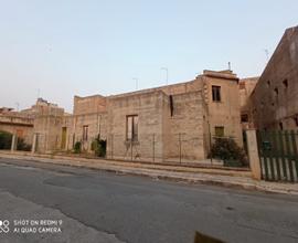 Casa con giardino in zona centrale a Rosolini