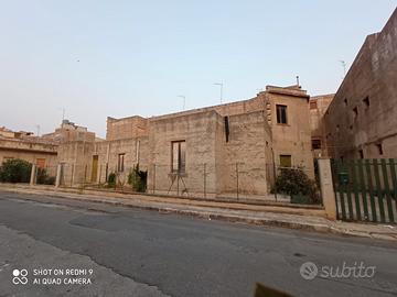 Casa con giardino in zona centrale a Rosolini