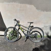 Bici MTB GT con sellino telescopico