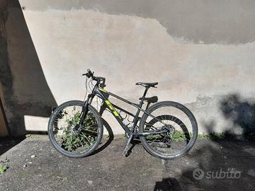 Bici MTB GT con sellino telescopico