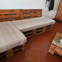 Divano da Salotto e tavolino in Pallett (pedane) 