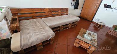 Divano da Salotto e tavolino in Pallett (pedane) 