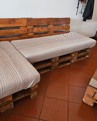 Divano da Salotto e tavolino in Pallett (pedane) 