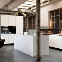 Cucina moderna con gola — Disegnata su misura