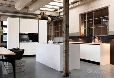 Cucina moderna con gola — Disegnata su misura