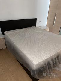 Letto con testata marrone scuro