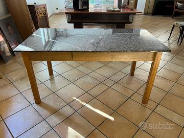 Tavolo da cucina in legno con ripiano in marmo