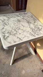 Tavolo da esterno con sedie