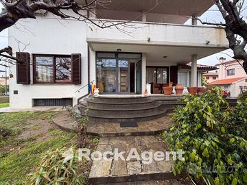 ESCLUSIVA VILLA CON GIARDINO