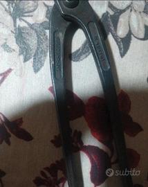 adattatori elettrici e tenaglia 