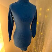 Vestito corto attillato di maglia a collo alto