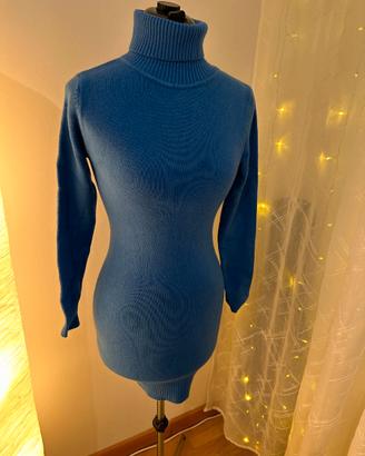 Vestito corto attillato di maglia a collo alto