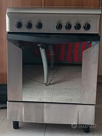 Cucina con forno elettrico
