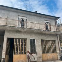 Casa con ampio magazzino