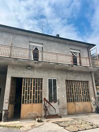 Casa con ampio magazzino