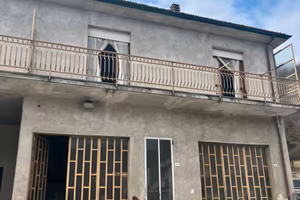 Casa con ampio magazzino