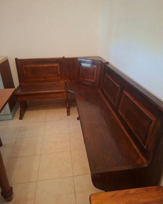 Panca angolare in legno con due sportelli apribili