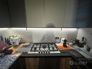 Cucina angolare Meka con lavastoviglie Whirlpool