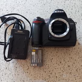 nikon d70s  per solo parti di ricambio. 