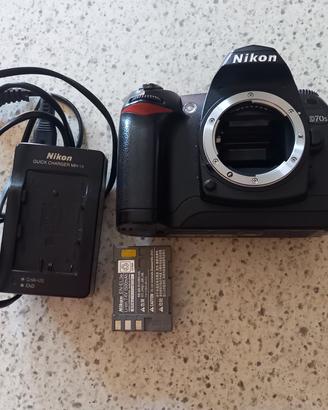 nikon d70s  per solo parti di ricambio. 