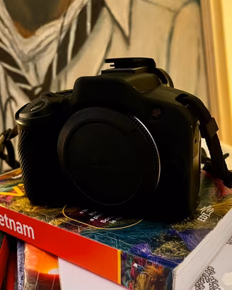 Canon R50 < 1000 scatti + guscio silicone