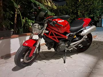 Ducati monster 696 colore rosso