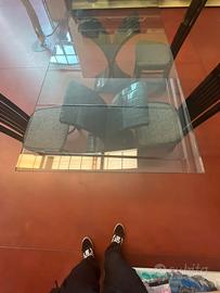 Tavolo in cristallo con sedie