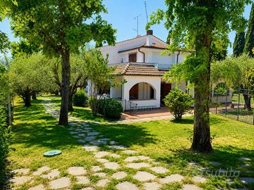 Villa di 300 m² con più di 5 locali e box auto a G
