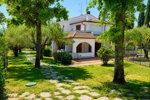 Villa di 300 m² con più di 5 locali e box auto a G
