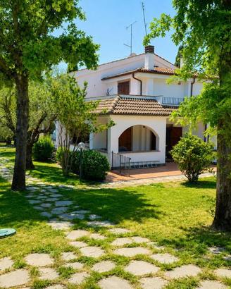 Villa di 300 m² con più di 5 locali e box auto a G
