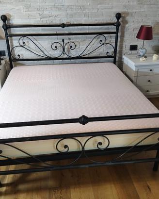 Struttura letto matrimoniale in ferro battuto