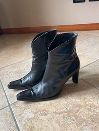 Stivaletti neri a punta di pelle e suola in cuoio