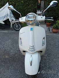 vespa 300 GTS bianca