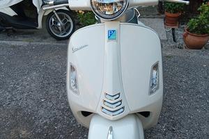 vespa 300 GTS bianca