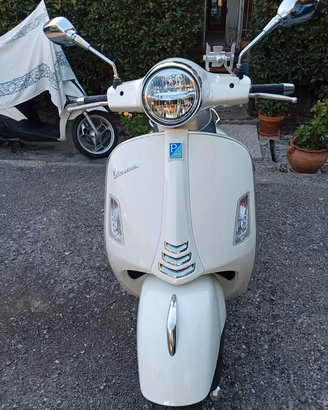 vespa 300 GTS bianca