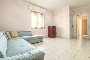 Ampio quadrivano con verande e posto auto