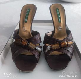 zoccoli in legno e pelle marroni