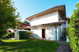 TRIFAMILIARE A SIRMIONE