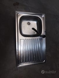 lavello cucina con miscelatore 