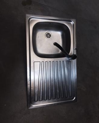 lavello cucina con miscelatore 