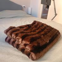 Coperta plaid marrone con pelo