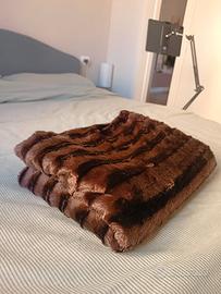 Coperta plaid marrone con pelo