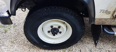 Gomme e cerchi defender r16