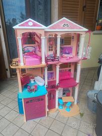casa di Barbie con accessori 