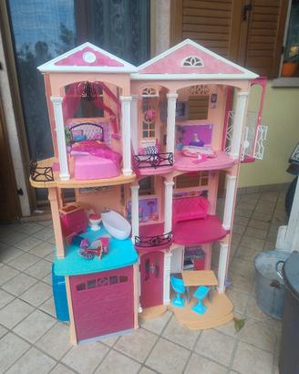casa di Barbie con accessori 