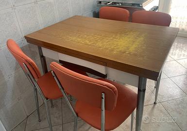 Tavolo da cucina con sedie vintage