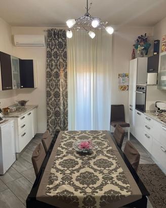 cucina contemporanea bainca e marrone