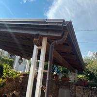 Tettoia in legno lamellare e tegole