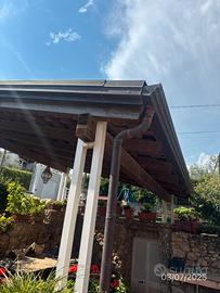 Tettoia in legno lamellare e tegole