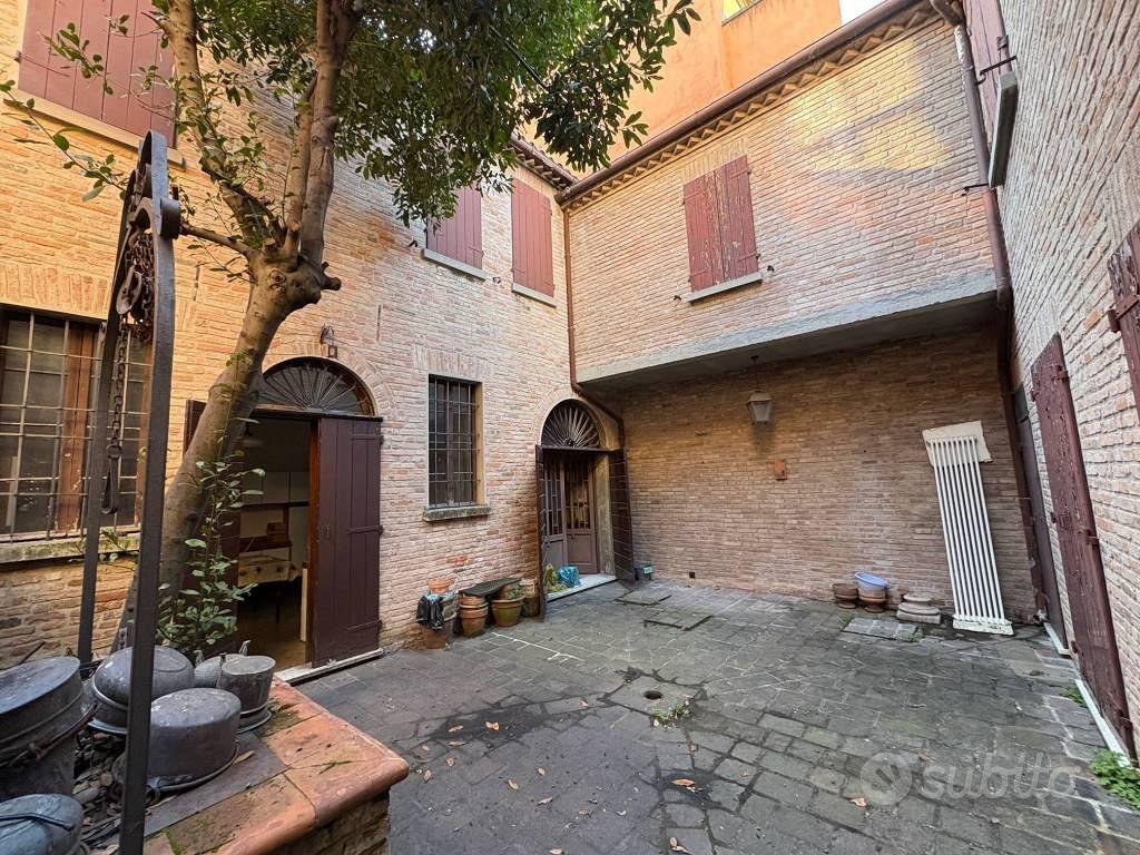 Casa indipendente di 244 m² con più di 5 locali a